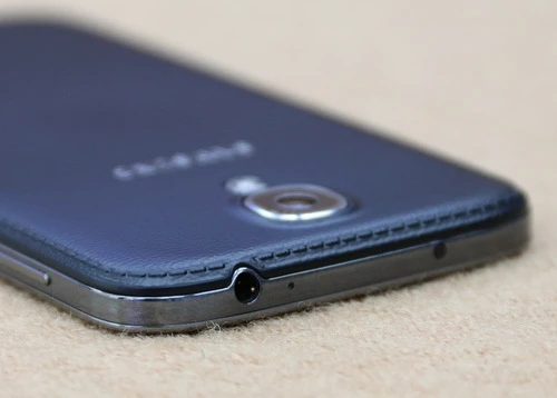 Các chi tiết như giắc tai nghe, phím nguồn hay phím tăng giảm âm lược ở cạnh bên xung quanh không có thay đổi về kiểu dáng và vị trí.