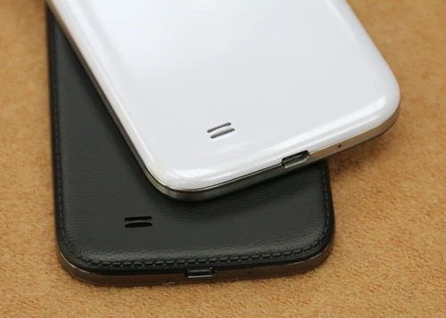 Giống như Galaxy Note 3, bao quanh viền nắp lưng cũng có các chi tiết tạo cảm giác như mặt da.