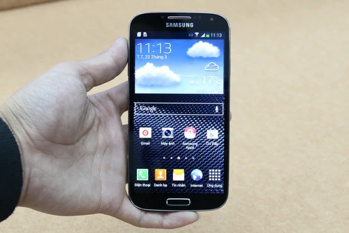 Mặt trước của máy không khác phiên bản màu xanh.