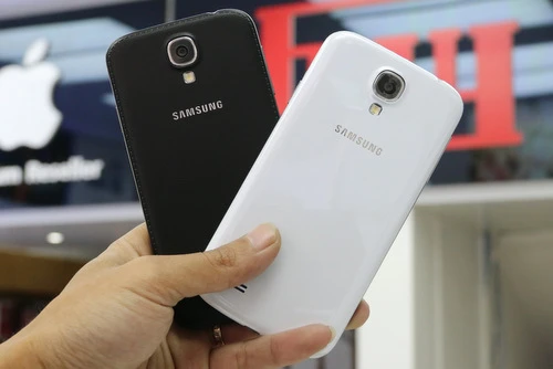 Chi tiết đáng chú ý nhất là ở mặt sau, chuyển từ kiểu nhựa bóng vân chìm sang vân sần giả da.