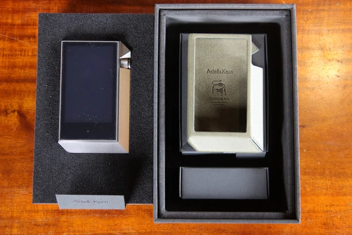 Ngoài sợi cáp USB dùng để sạc và kết nối chuyển dữ liệu...