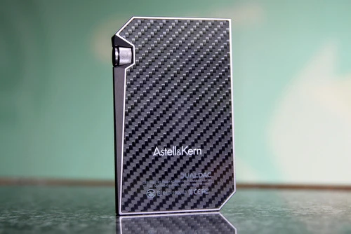 Mặt lưng vân carbon đẹp mắt.