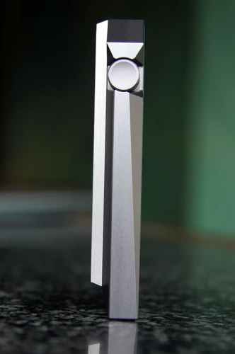 Nhìn ngang sẽ thấy được những thiết kế lạ mắt sử dụng nhiều đường vát chéo kiểu kim cương của AK240.