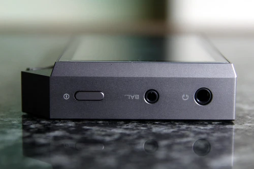 Đỉnh máy với phím nguồn, cổng Balanced 2,5 mm và giắc 3,5 mm.