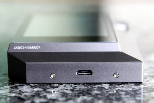 Cổng microUSB đề chuyển nhạc và sạc máy nằm ở phần đuôi.