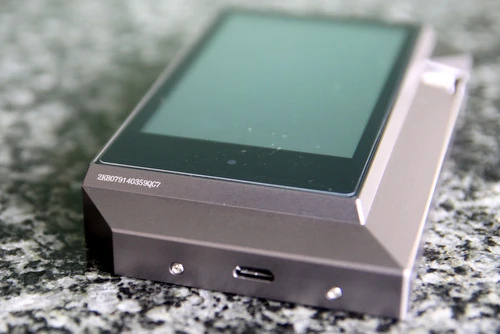 Mỗi model đều có một số serial riêng khắc trực tiếp vào vỏ kim loại.