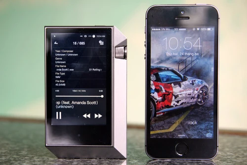 Mẫu máy nghe nhạc cao cấp đắt tiền này ngắn nhưng to và dày hơn iPhone 5S. Màn hình ở mặt trước có kích thước chỉ 3,31 inch và sử dụng công nghệ AMOLED.