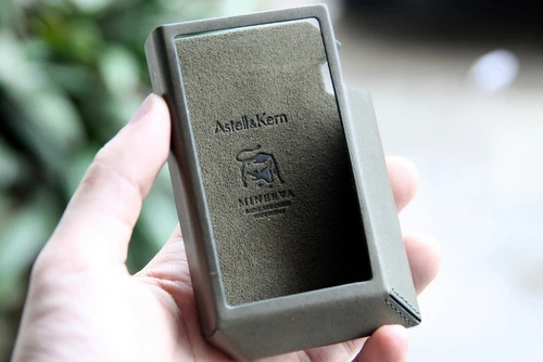 ... AK240 được tặng kèm theo một bao da Italia.