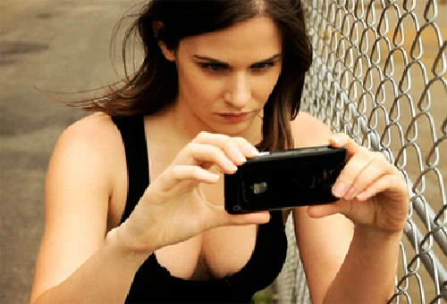 Lisa Bettany, người phát triển ứng dụng Camera+ rất được ưa chuộng với việc cung cấp nhiều hiệu ứng và sử dụng nút âm lượng để chụp ảnh. Tính năng này đã được Apple quan tâm và đưa lên phần mềm chụp ảnh của hãng.