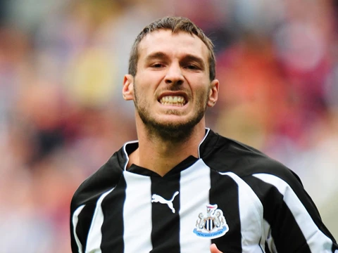 Ai là cầu thủ tệ nhất lịch sử Premier League ảnh 1