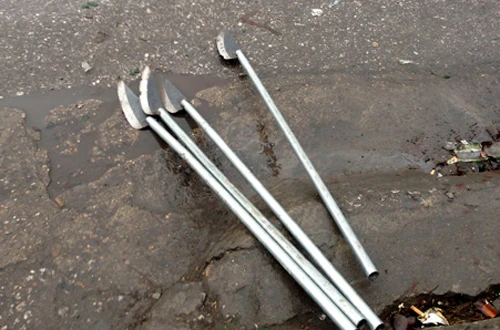 Gần 20 người hỗn chiến ở chợ Hạ Long ảnh 1 Hung khí của hai nhóm sử dụng khi hỗn chiến.Ảnh: Báo Quảng Ninh