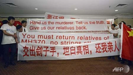Thân nhân hành khách trên máy bay mất tích biểu tình tại khách sạn ở Kuala Lumpur