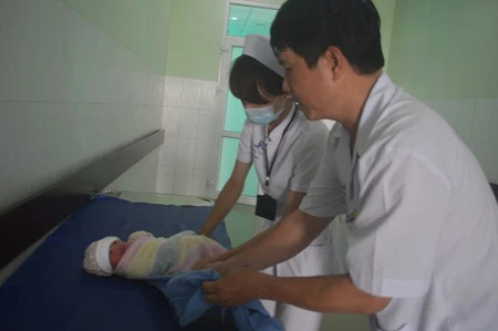 Bé gái sơ sinh bị bỏ rơi trong tủ bánh mì ảnh 1 Bé gái sơ sinh bị bỏ rơi đang được chăm sóc tại bệnh viện