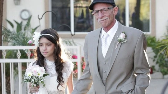  Người cha sắp chết dắt tay con gái trong đám cưới giả ảnh 2