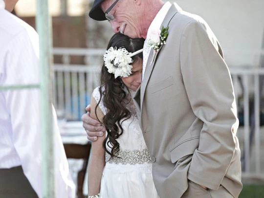  Người cha sắp chết dắt tay con gái trong đám cưới giả ảnh 3