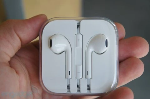 Tai nghe iPhone 5S có thể dễ dàng đánh tráo và bán lẻ với giá 500.000đ