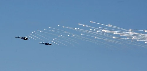 Chiến đấu cơ Ukraine trong cuộc tập trận.Following the display, Turchynov said Ukraines armed forces have reached full operational readiness. Ukraines military chief of staff added that while the armed forces lack certain equipment, their morale remains high. According to NATO officials, an estimated 35 to 40,000 Russian troops remain near the border with Ukraine.