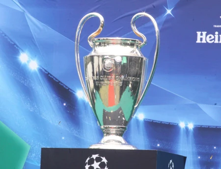 Cúp bạc UEFA Champions League được trưng bày trước mắt người hâm mộ TPHCM