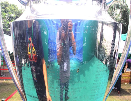 Còn đây là mặt sau của chiếc cúp, có khắc tên đội vô địch qua từng năm