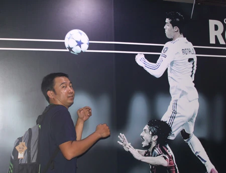 BTC chương trình còn tổ chức một không gian tái hiện hình ảnh Champions League qua các thời kỳ