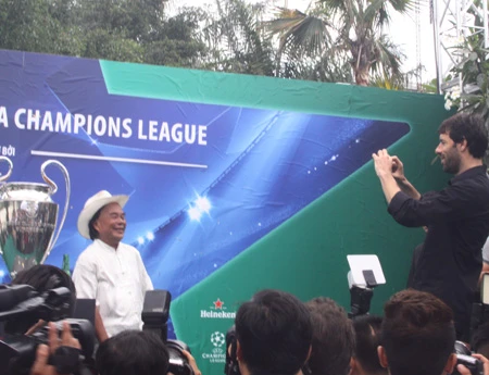 Người đàn ông này quá may mắn khi được ngôi sao người Hà Lan chụp hình bên chiếc cúp