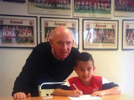 Con trai&nbsp;Ashley Young&nbsp;đã là một&nbsp;Pháo thủ trẻ