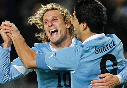 Luis Suarez từng bị Diego Forlan ‘dụ’ tới Man United ảnh 1
