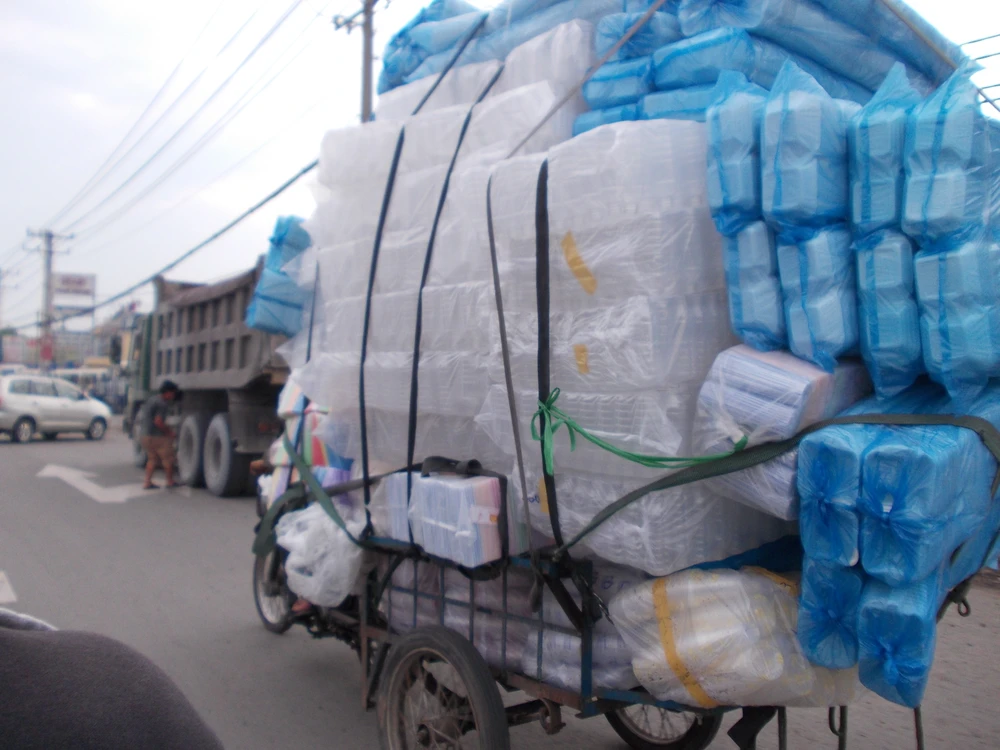 Làm xiếc trên đường, hậu quả khó lường ảnh 3 Làm xiếc trên đường, hậu quả khó lường ảnh 3