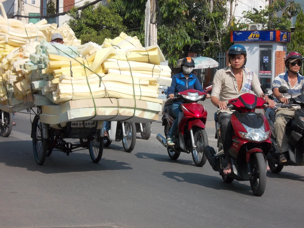 Làm xiếc trên đường, hậu quả khó lường ảnh 4 Làm xiếc trên đường, hậu quả khó lường ảnh 4
