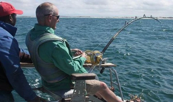 Phát hoảng khi câu được con cá mập trắng khổng lồ ảnh 2