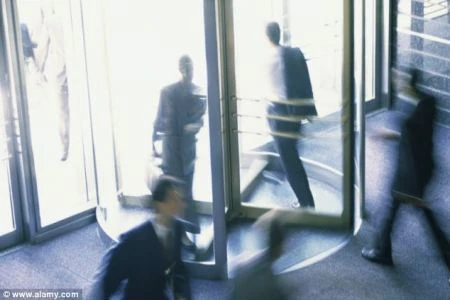 Được trả tiền vì dùng cửa cuốn khi ra vào bệnh viện