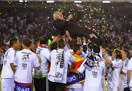 Ancelotti hân hoan ăn mừng chức vô địch đầu tiên cùng Real