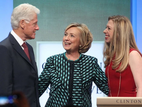 Chelsea Clinton và bố mẹ.