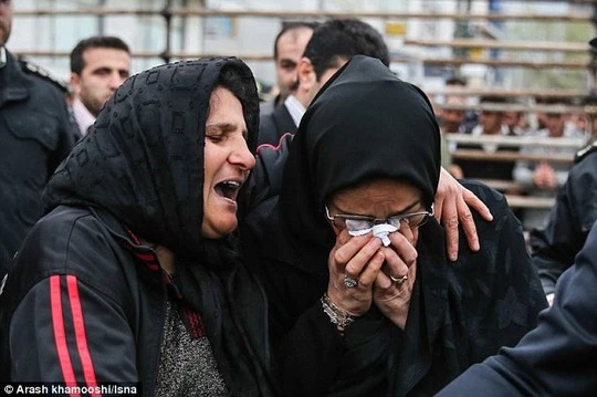 Mẹ thủ phạm an ủi bà&nbsp;Alinejad, người từng mất đi đứa con trai 11 tuổi 4 năm trước. Ảnh: ISNA