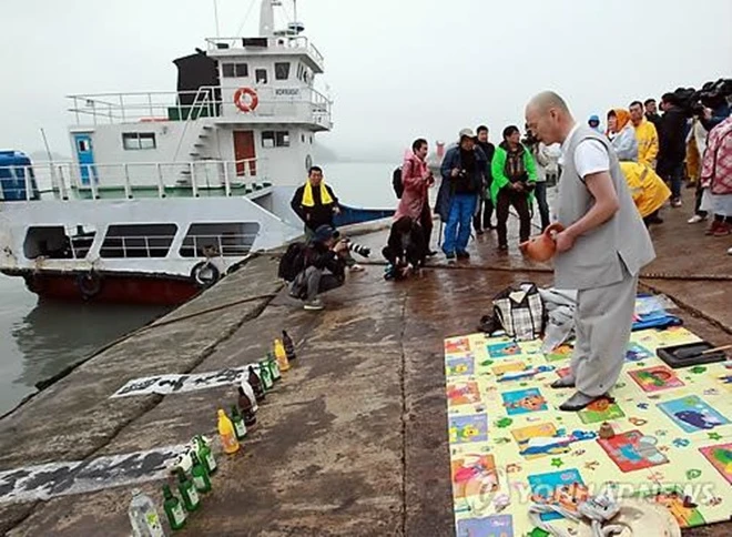  Hàn Quốc cầu khấn cho 298 người chết và mất tích ảnh 1