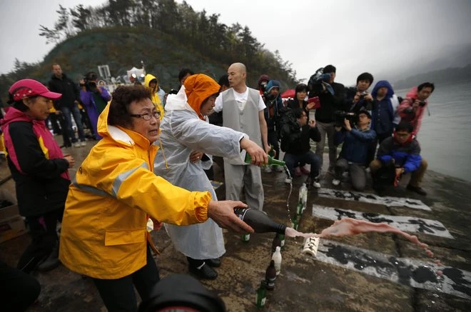  Hàn Quốc cầu khấn cho 298 người chết và mất tích ảnh 2