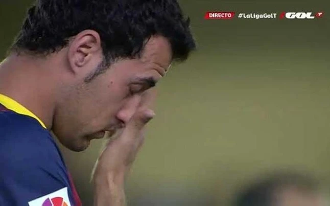 Mascherano đổ sụp xuống sân khóc nức nở ảnh 2