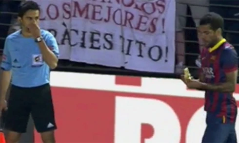 CĐV ném chuối vào cầu thủ Barca bị cấm đến sân vĩnh viễn ảnh 1 Alves-6718-1398727470.jpg