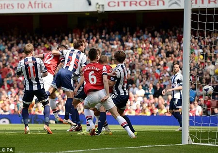 Giroud “nổ súng”, Arsenal thắng nhẹ West Brom ảnh 2 Giroud với cú đánh đầu thành bàn đã mang về 3 điểm cho “pháo thủ” ngày hôm nay