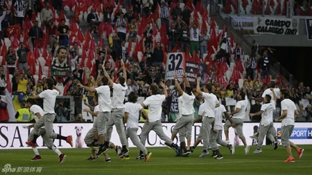 Không khí rộn ràng lan tỏa từ trên khán đài tới mặt sân