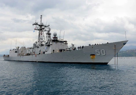 Tuần dương hạm USS Taylorr trên đường vào cảng Batumi của Gruzia.
