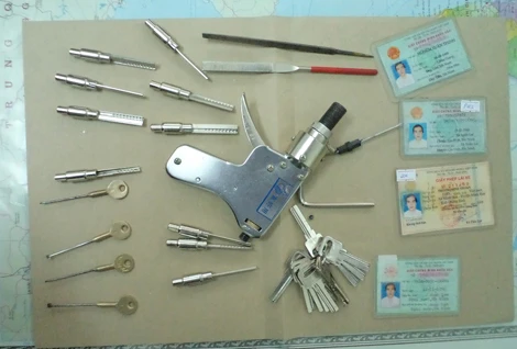 bút-ma-thuật, đũa-phù-thủy, ma-túy, ảo-giác, thần-dược, lừa-đảo, ngân-hàng, tín-dụng-đen, ăn-cắp, tội-phạm, mùi-của-quỷ