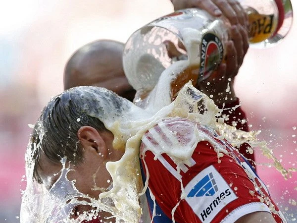 Pep Guardiola đánh rơi Đĩa bạc trong ngày vinh quang ảnh 3