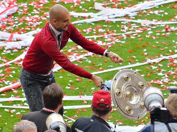 Pep Guardiola đánh rơi Đĩa bạc trong ngày vinh quang ảnh 5