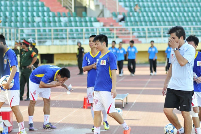 VFF đình chỉ thi đấu với 9 cầu thủ Ninh Bình bán độ