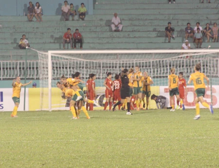 Tình huống nhận bàn thua oan của Việt Nam trọng trận đấu với Australia, ảnh: Trọng Vũ