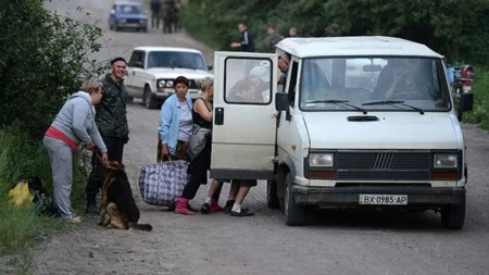 Cư dân địa phương sơ tán khỏi khu vực ngoại ô Lisichansk