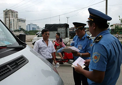 Rút đề xuất trang bị súng cho thanh tra giao thông ảnh 1