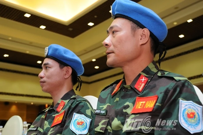 Hai sĩ quan quân đội Việt Nam nhận nhiệm vụ gìn giữ hòa bình quốc tế