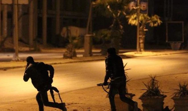 Các tay súng tìm cách tiếp cận và tấn công tòa nhà.